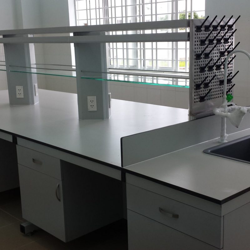 BÀN THÍ NGHIỆM TRUNG TÂM CÓ BỒN RỬA