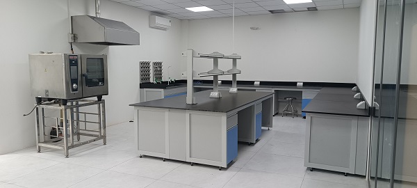 Bàn thí nghiệm sản xuất bởi công ty Minh Châu
